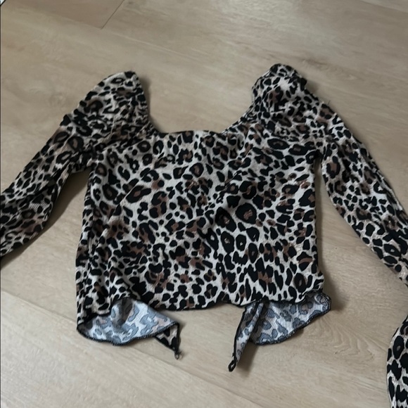 Leopard Print Off-Shoulder Top - Picture 2 of 2